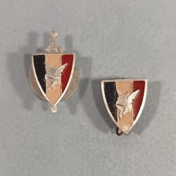 2 INSIGNES OU BOUTONNIERES PATRIOTIQUES EN ALUMINIUM DE LA LEGION FRANCAISE DES COMBATTANTS DU MARECHAL PETAIN